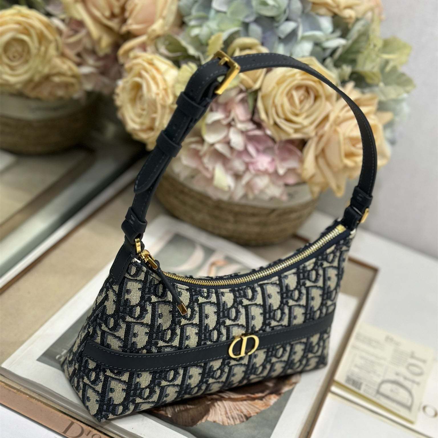 高仿Dior*Montaigne系列S238M928藍色印花腋下包Mini免檢版