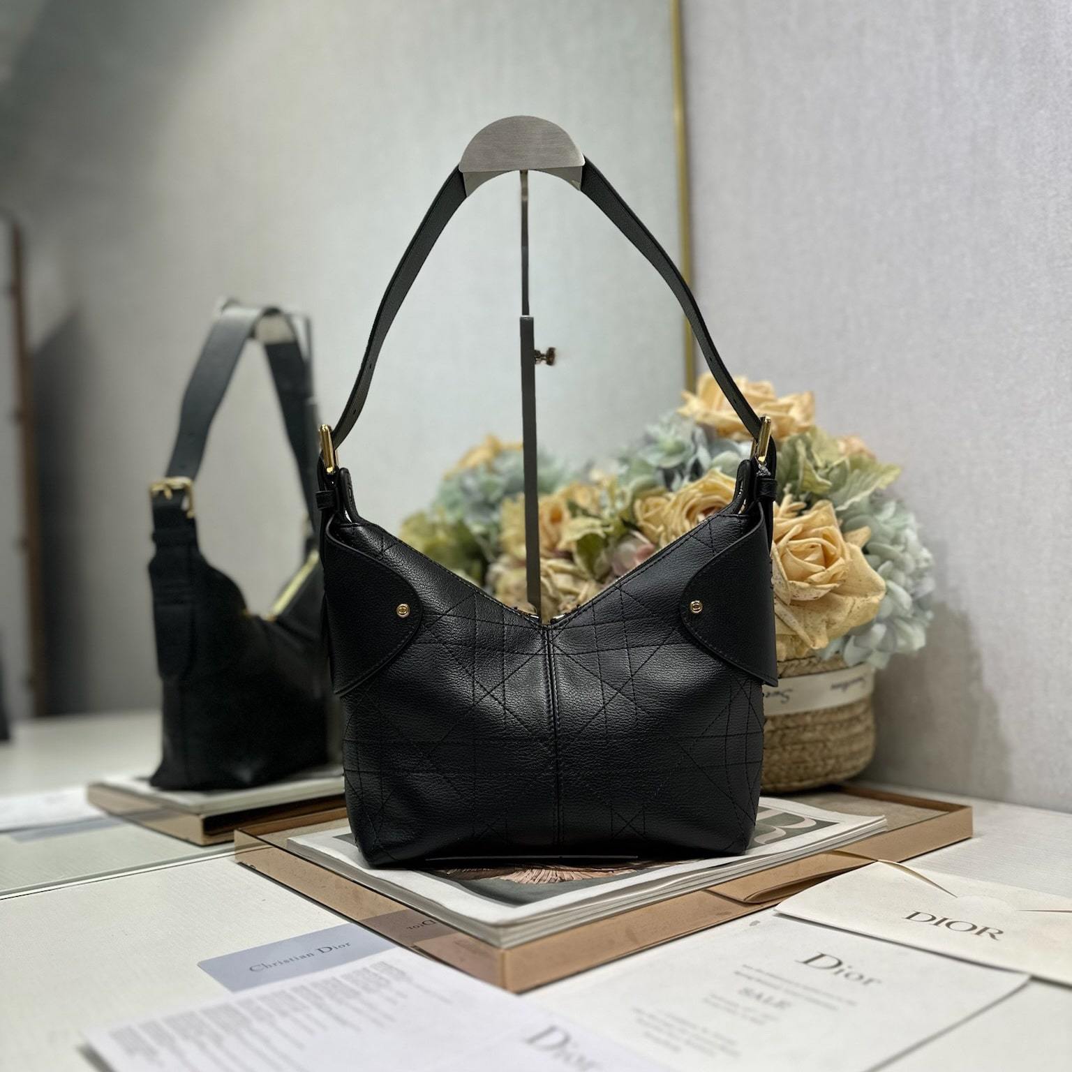 高仿Dior*Voyage系列M284M900小牛皮單肩包小號黑色免檢版