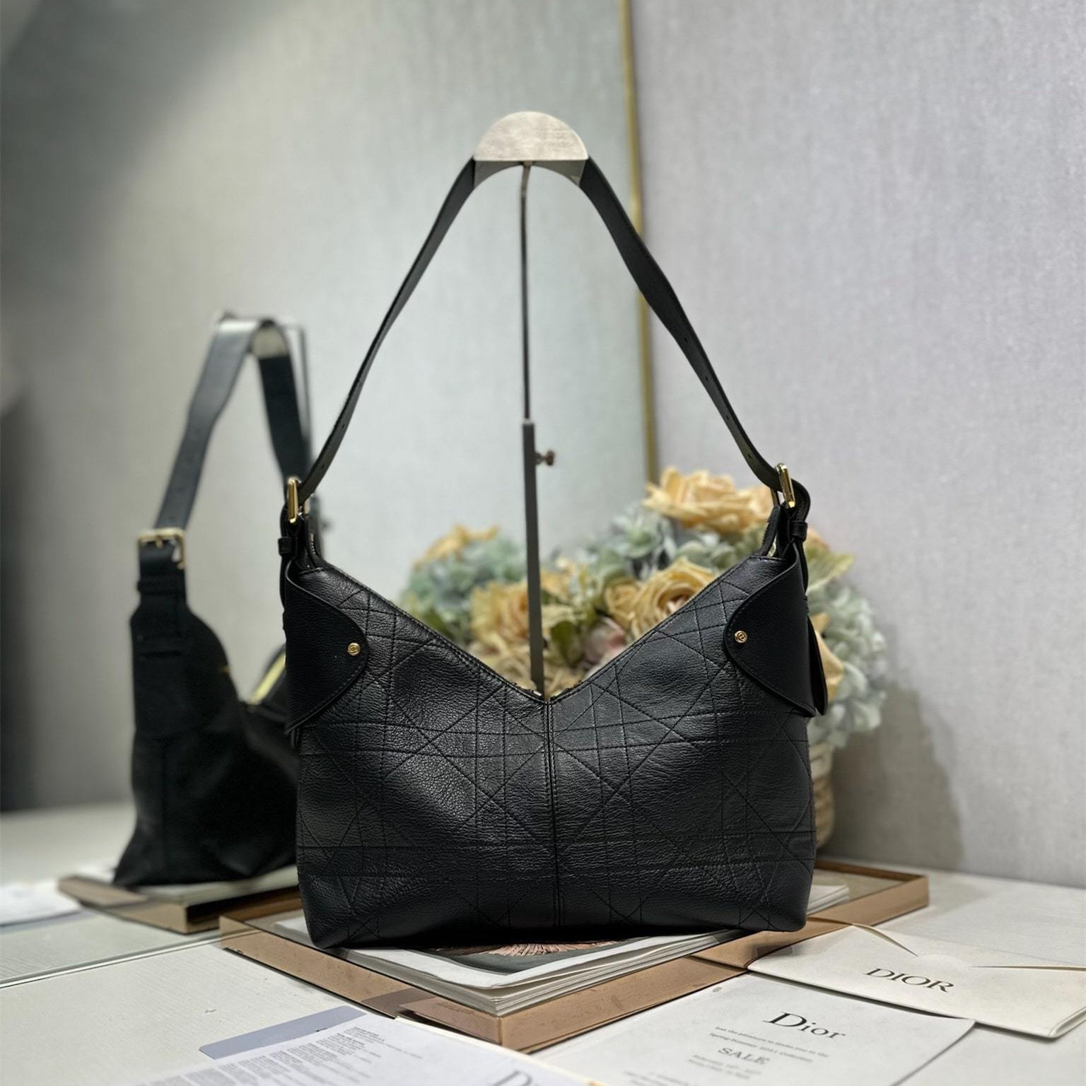 高仿Dior*Voyage系列M284M901小牛皮單肩包中號黑色免檢版