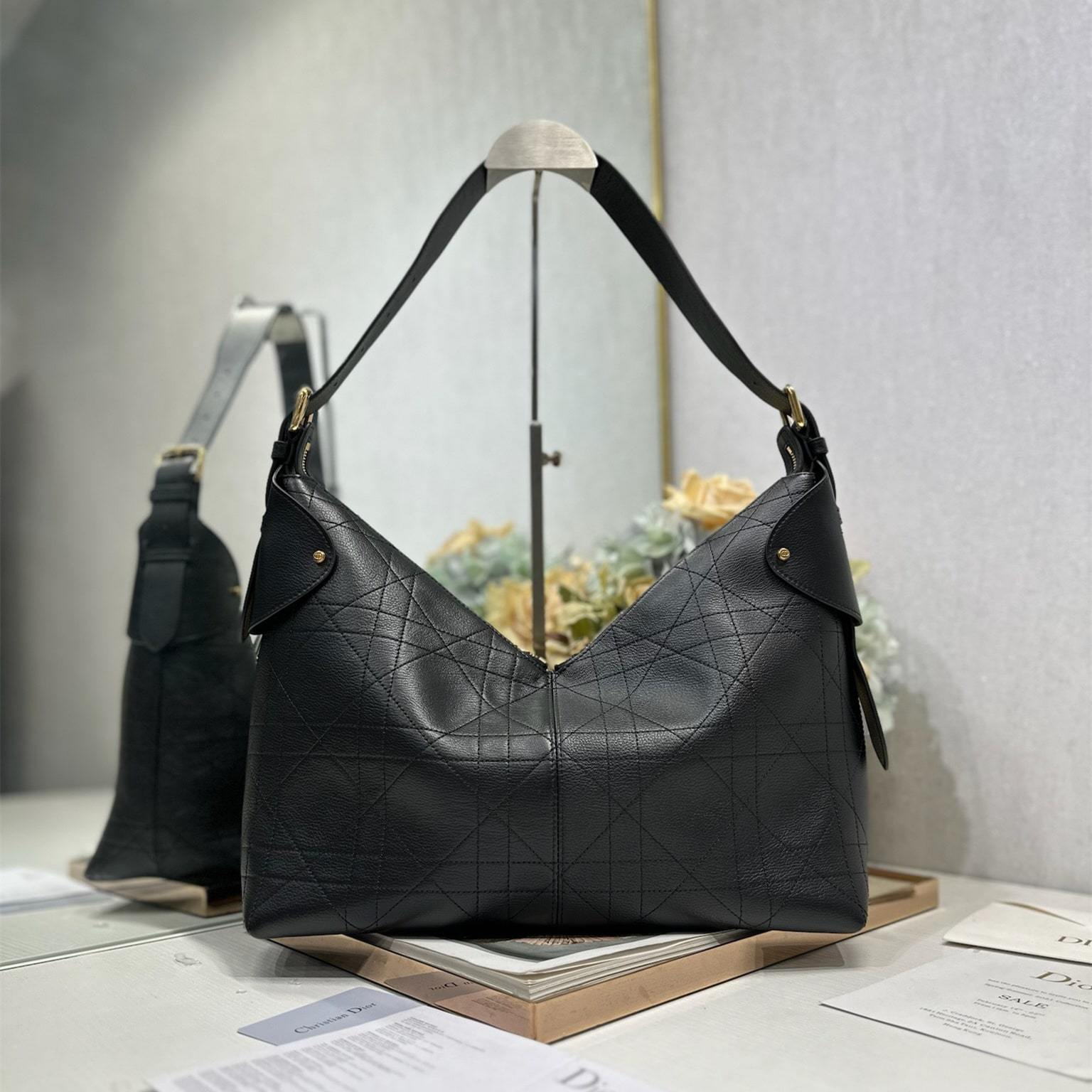 高仿Dior*Voyage系列M284M902小牛皮單肩包大號黑色免檢版