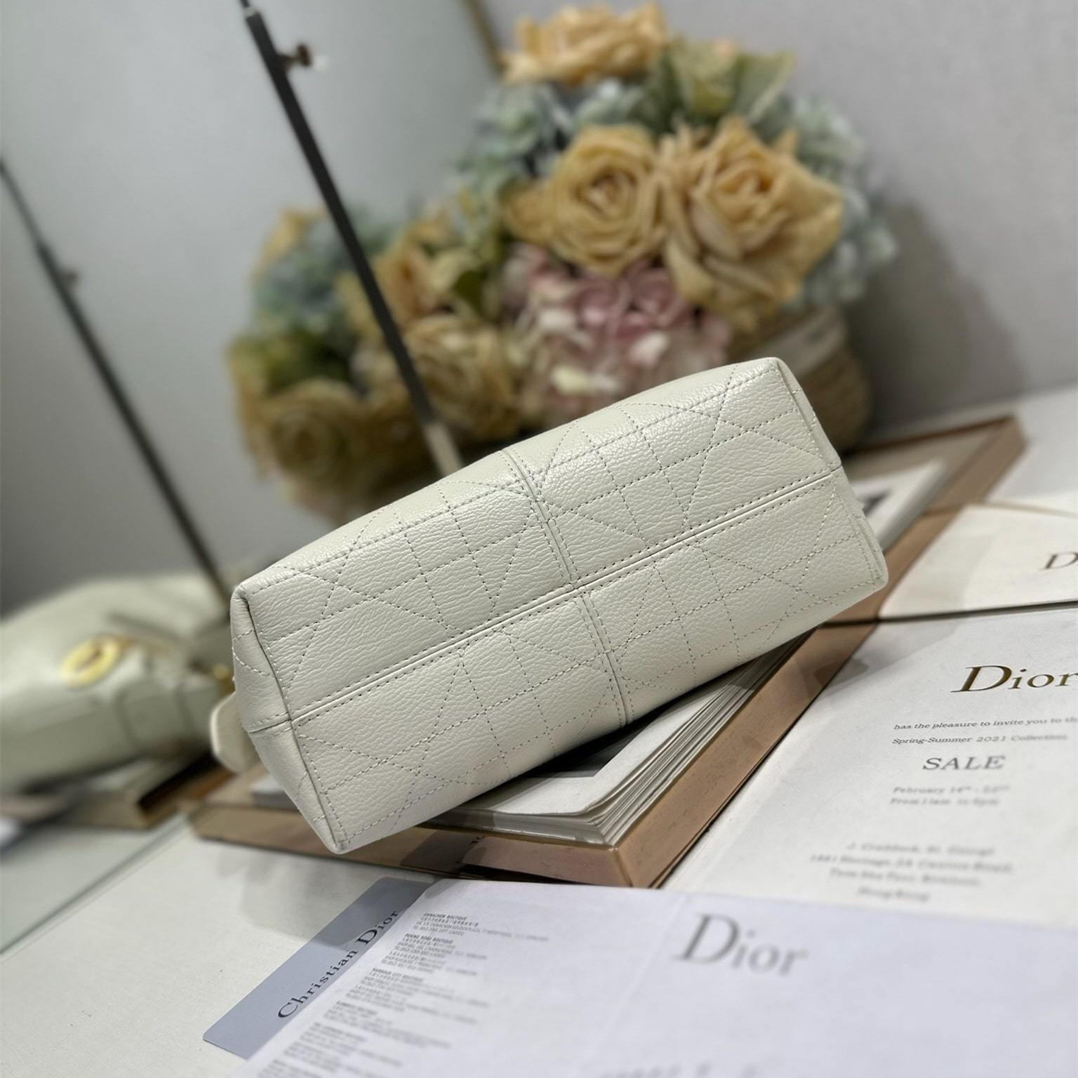 高仿Dior*Voyage系列M284M030小牛皮單肩包小號白色免檢版