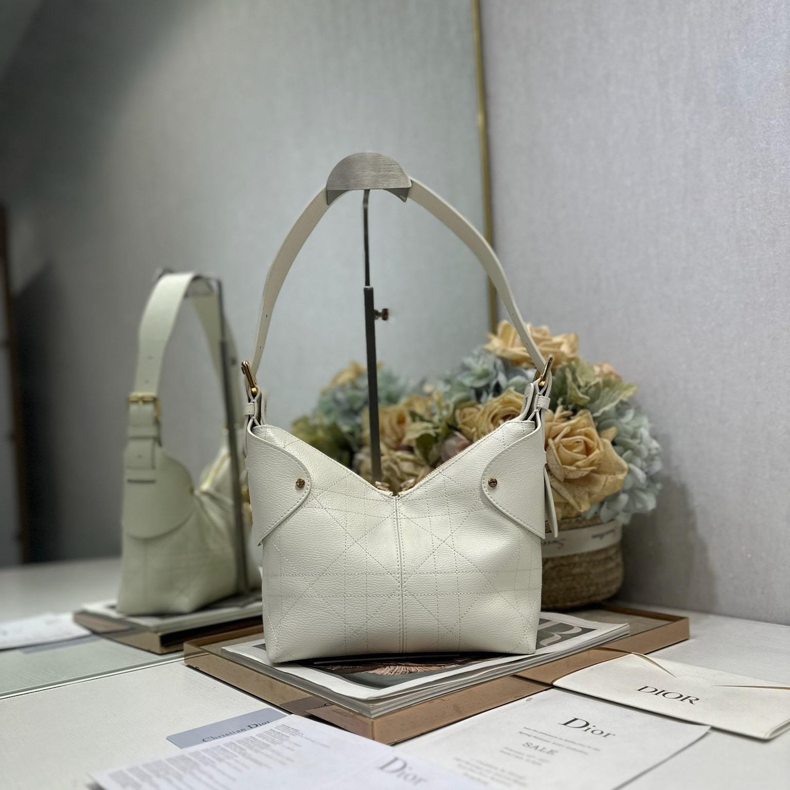 高仿Dior*Voyage系列M284M030小牛皮單肩包小號白色免檢版
