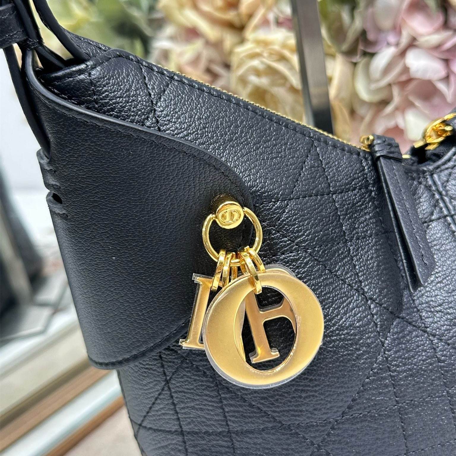 高仿Dior*Voyage系列M284M900小牛皮單肩包小號黑色免檢版