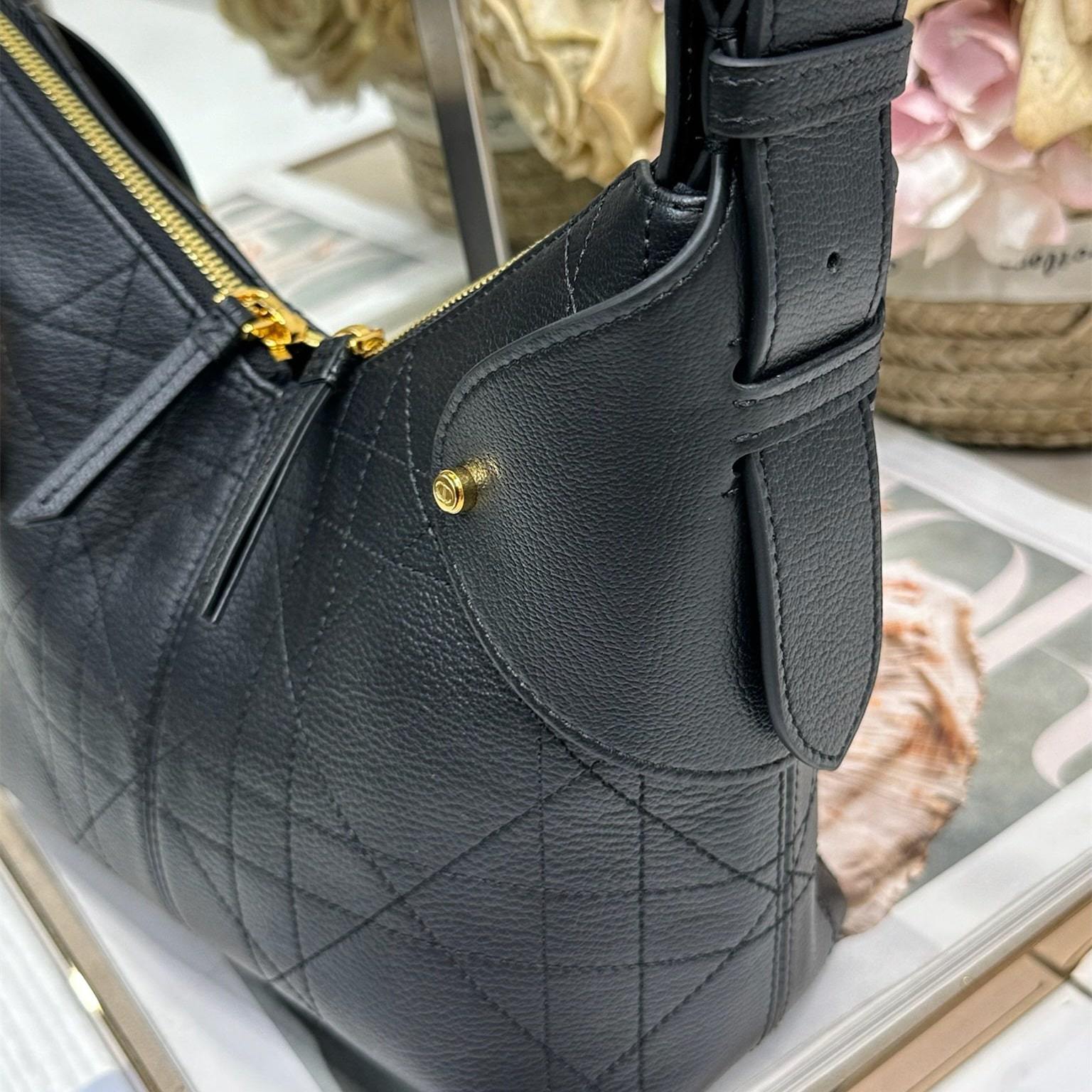 高仿Dior*Voyage系列M284M900小牛皮單肩包小號黑色免檢版