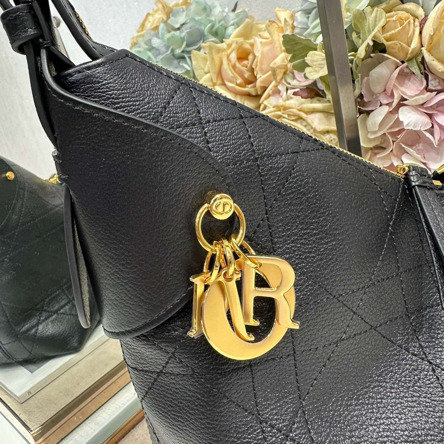 高仿Dior*Voyage系列M284M901小牛皮單肩包中號黑色免檢版