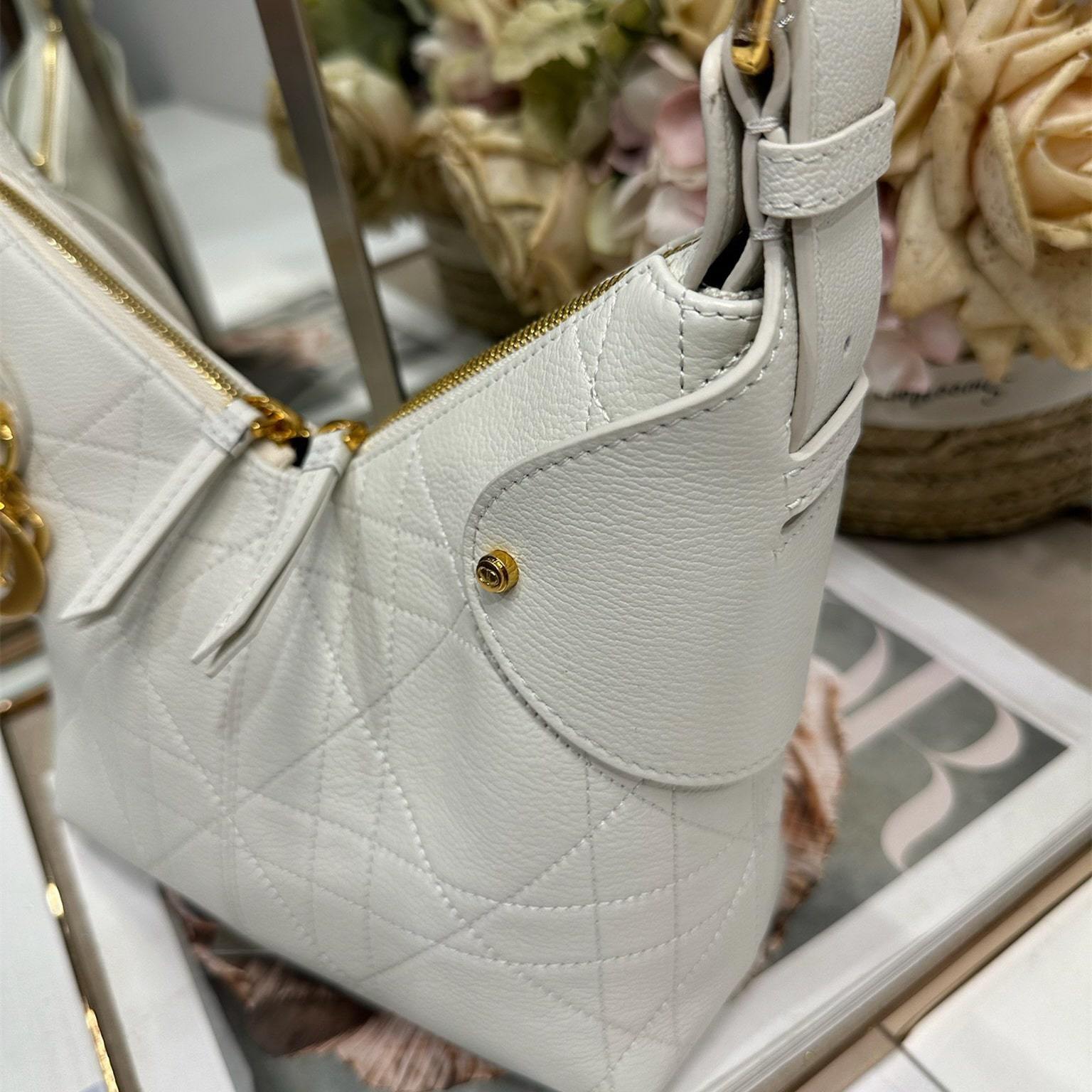 高仿Dior*Voyage系列M284M030小牛皮單肩包小號白色免檢版