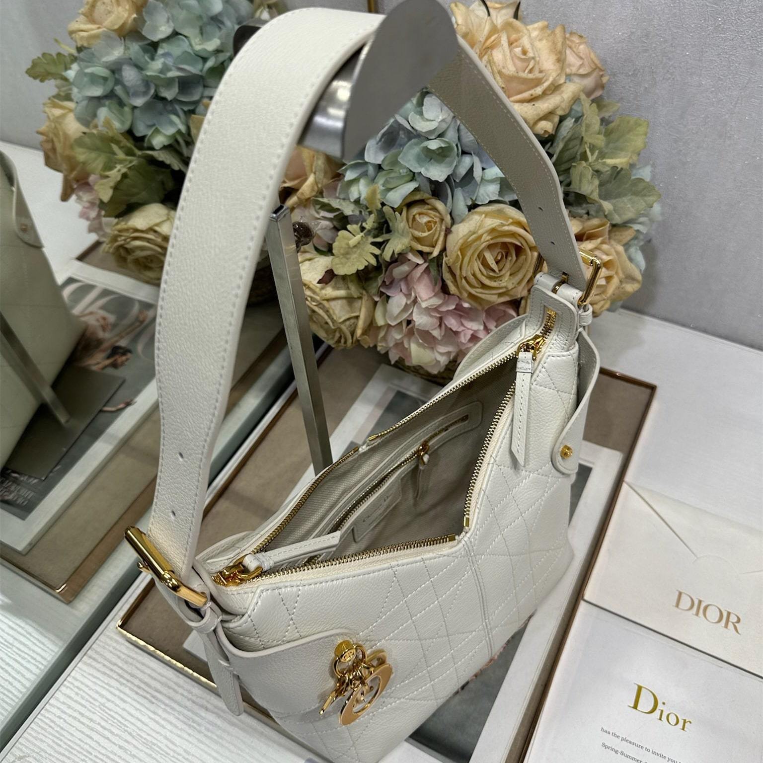 高仿Dior*Voyage系列M284M030小牛皮單肩包小號白色免檢版
