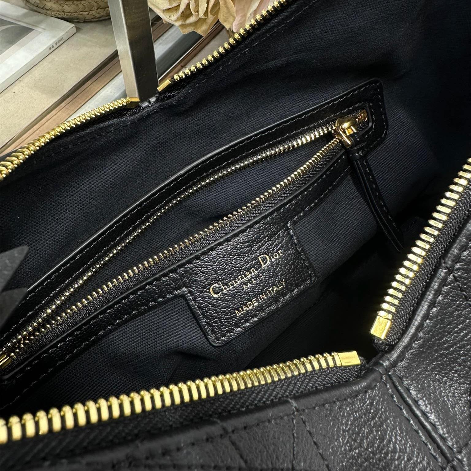 高仿Dior*Voyage系列M284M901小牛皮單肩包中號黑色免檢版