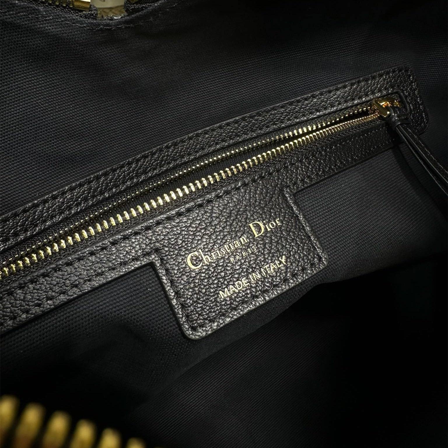 高仿Dior*Voyage系列M284M902小牛皮單肩包大號黑色免檢版