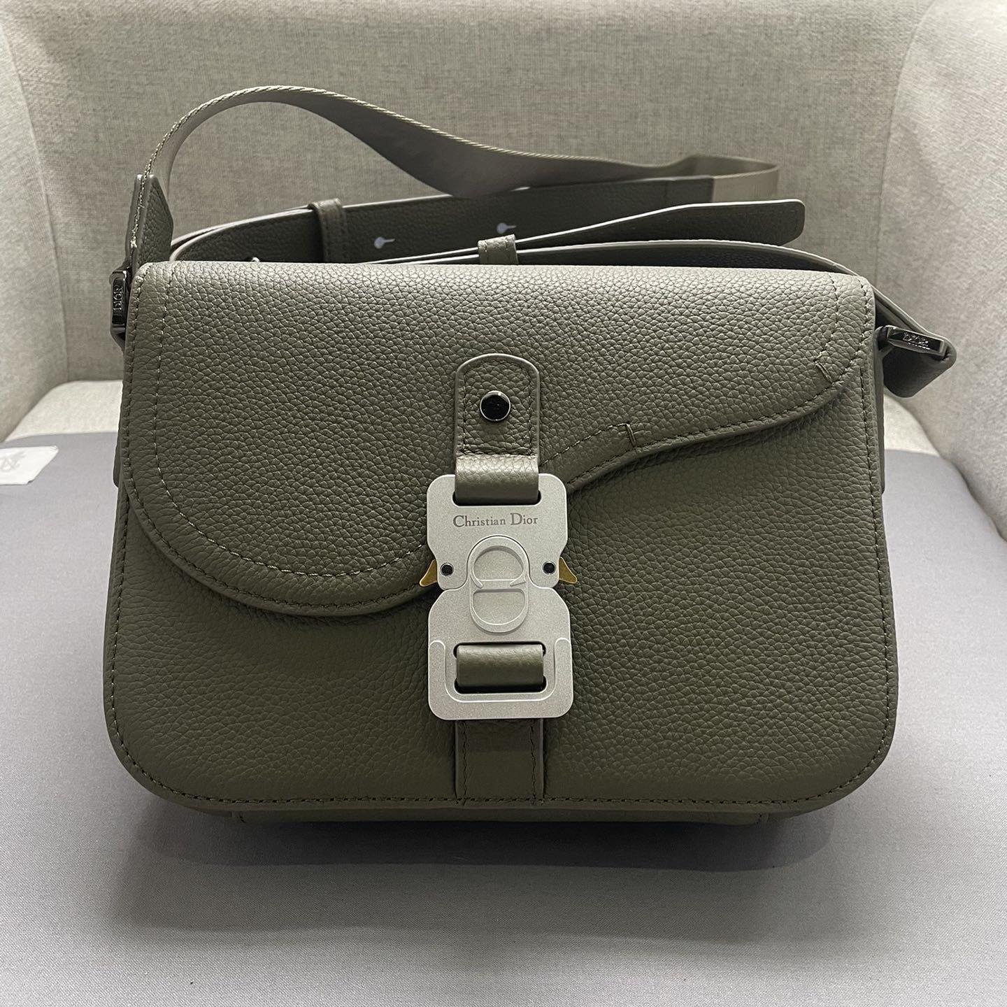 高仿Dior*Saddle系列1ADH672粒面牛皮翻蓋包牛油果免檢版