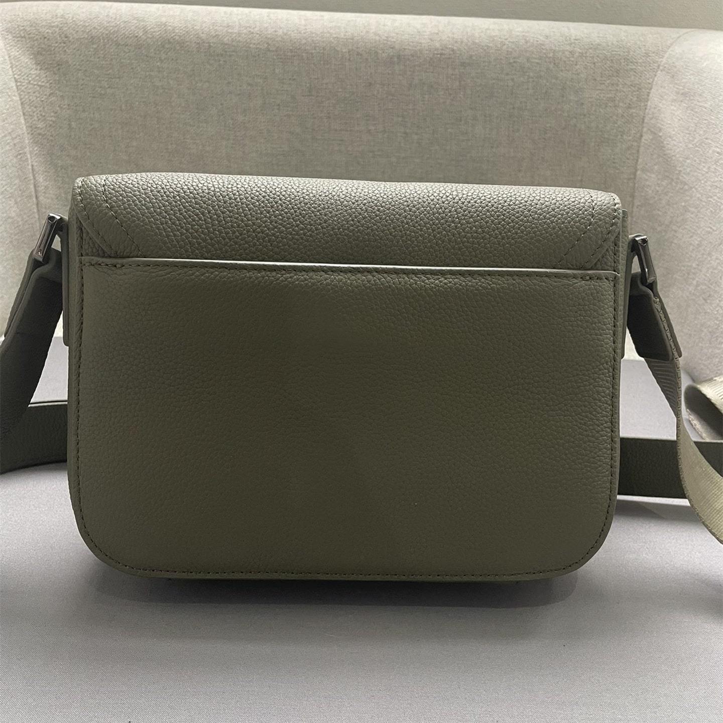 高仿Dior*Saddle系列1ADH672粒面牛皮翻蓋包牛油果免檢版