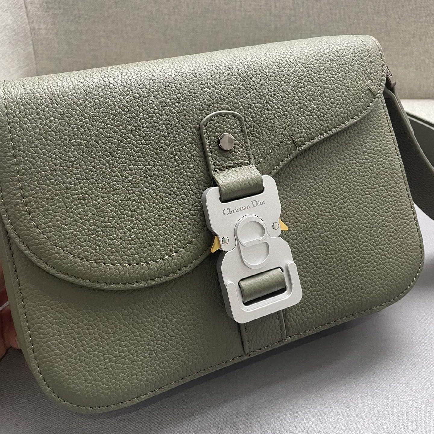 高仿Dior*Saddle系列1ADH672粒面牛皮翻蓋包牛油果免檢版