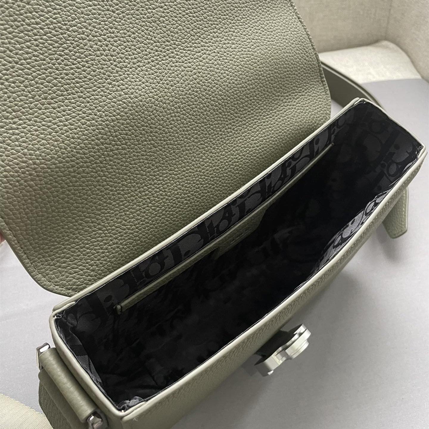高仿Dior*Saddle系列1ADH672粒面牛皮翻蓋包牛油果免檢版