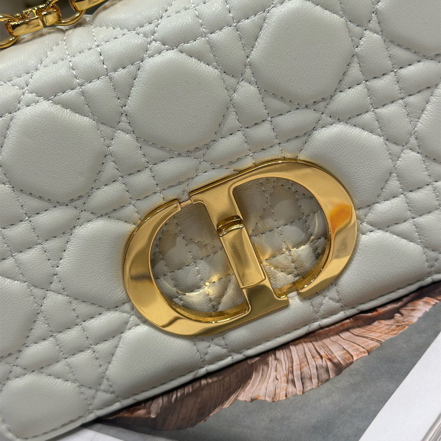 高仿Dior*Caro系列M9241M35U小牛皮鏈條包白色小號免檢版
