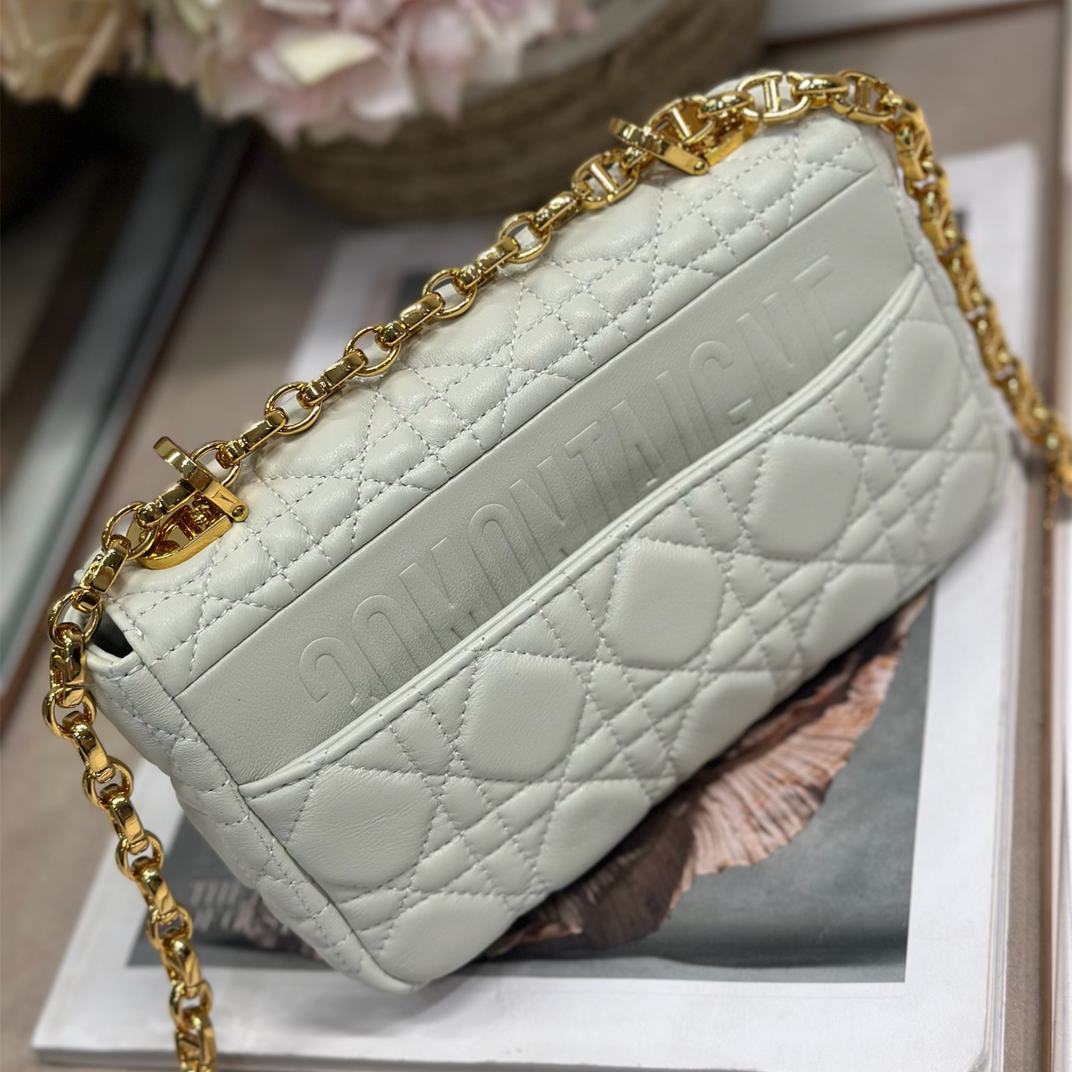 高仿Dior*Caro系列M9241M35U小牛皮鏈條包白色小號免檢版