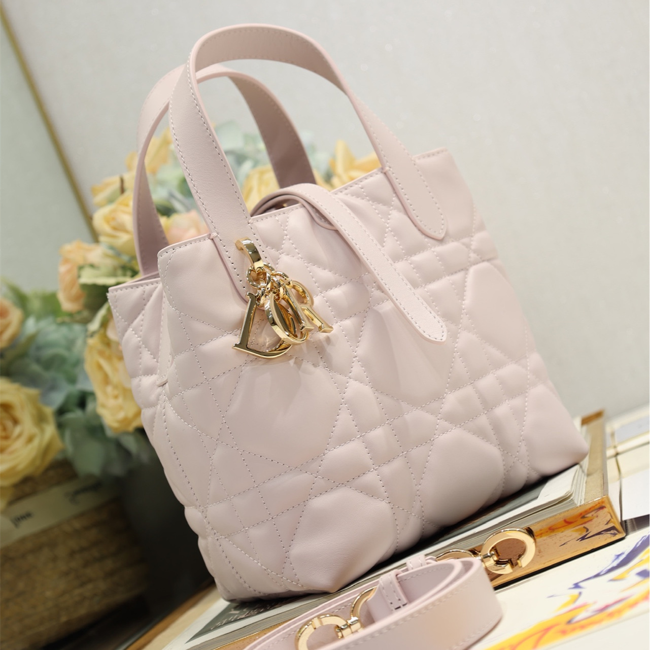 高仿Dior*Toujours系列M2835M02N菜籃子豎版小號淡粉免檢版