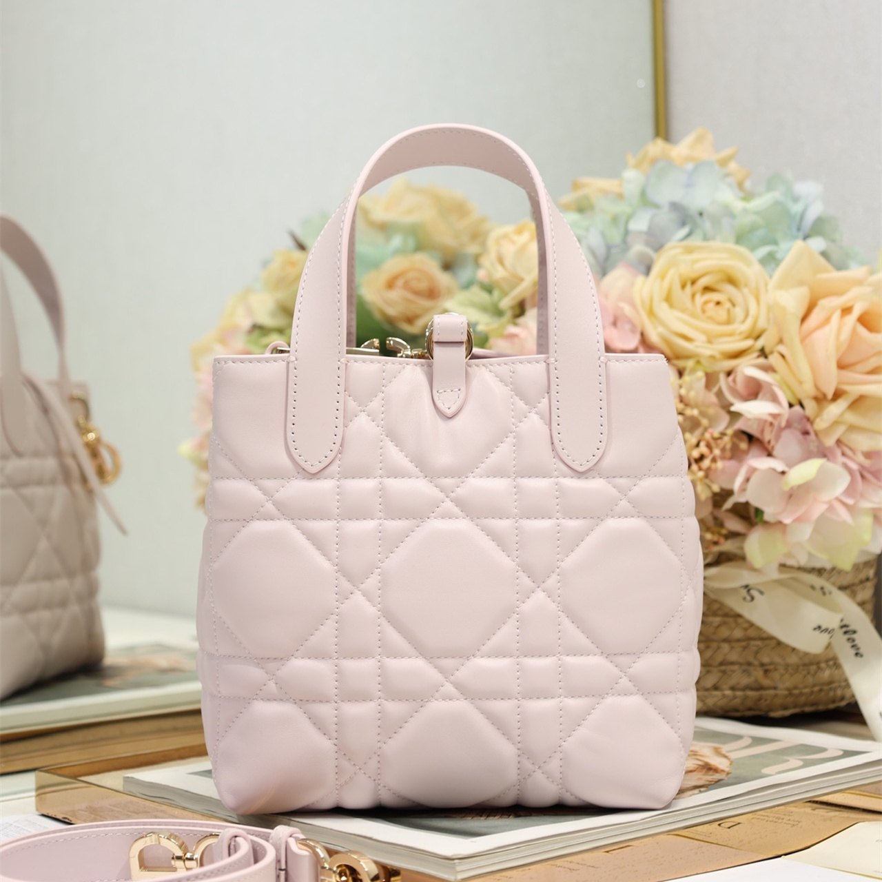 高仿Dior*Toujours系列M2835M02N菜籃子豎版小號淡粉免檢版