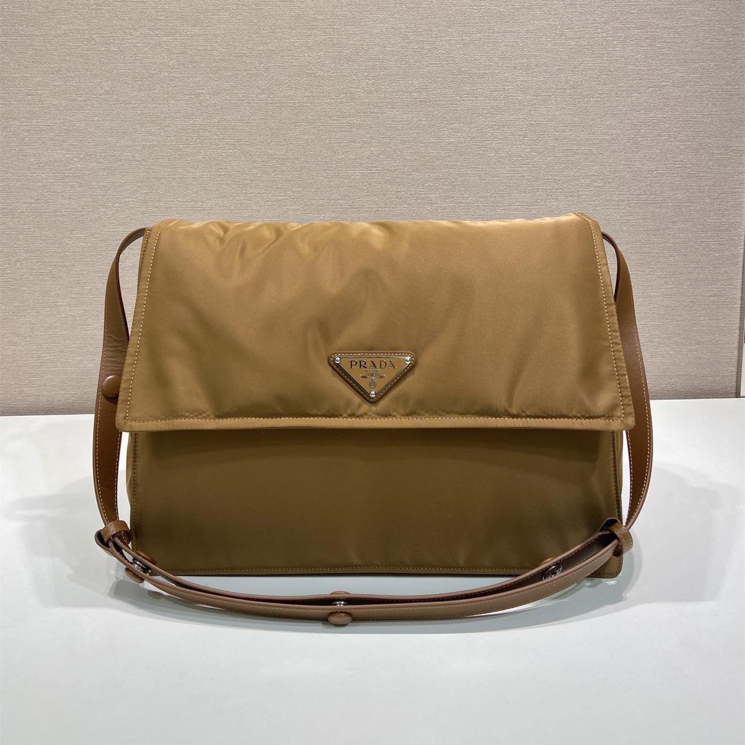 高仿Prada*RE-Nylon系列1BD255尼龍郵差包棕色中號免檢版
