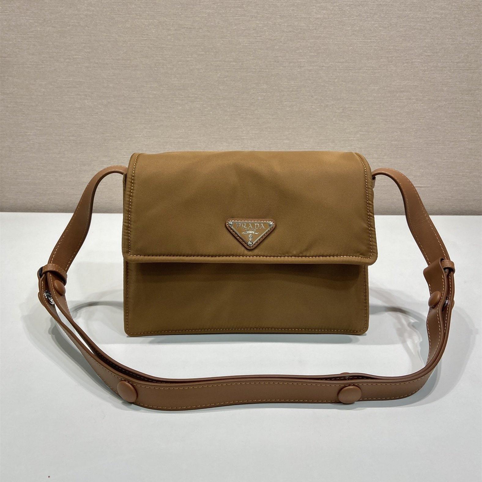 高仿Prada*RE-Nylon系列1BD313尼龍郵差包棕色小號免檢版