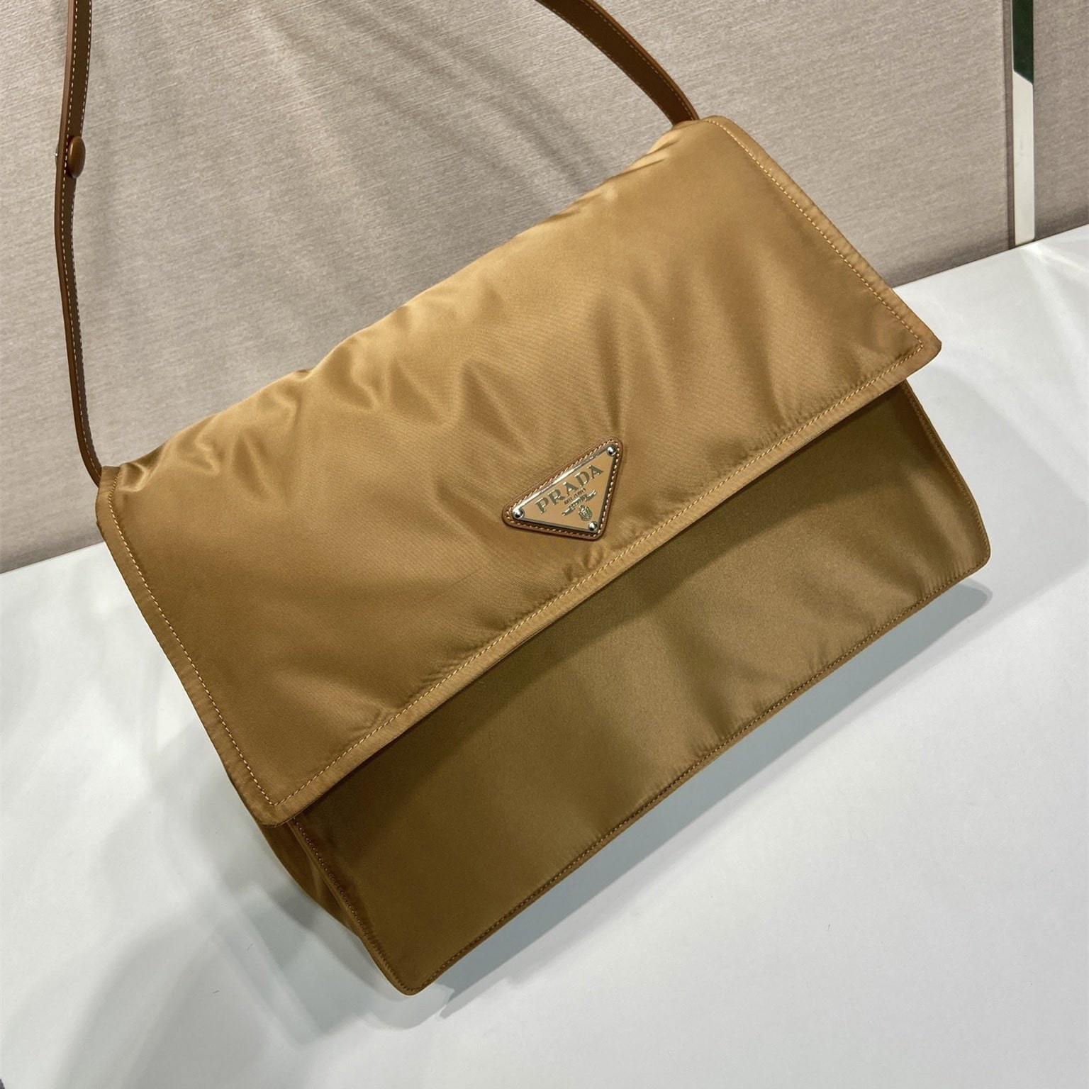 高仿Prada*RE-Nylon系列1BD255尼龍郵差包棕色中號免檢版