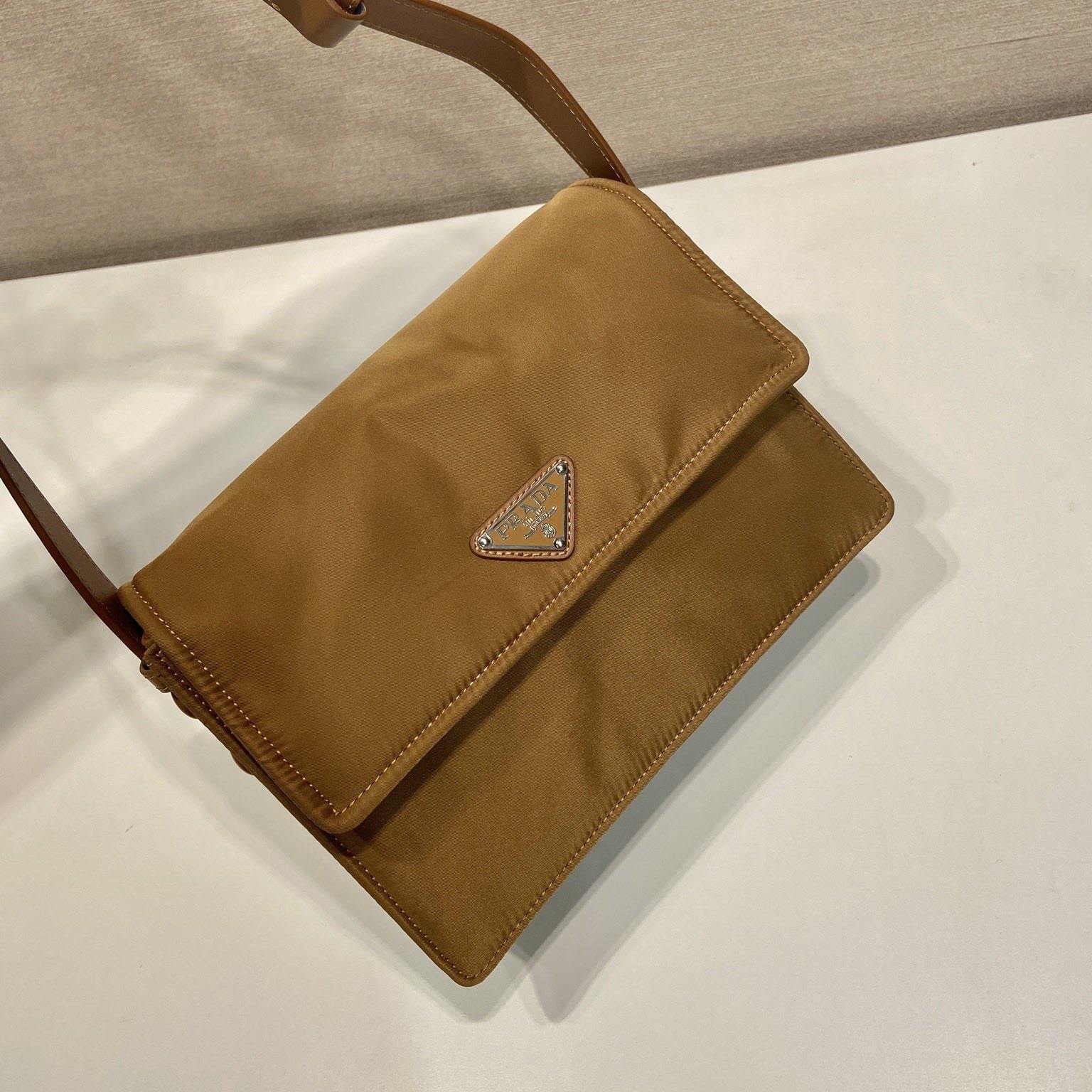 高仿Prada*RE-Nylon系列1BD313尼龍郵差包棕色小號免檢版