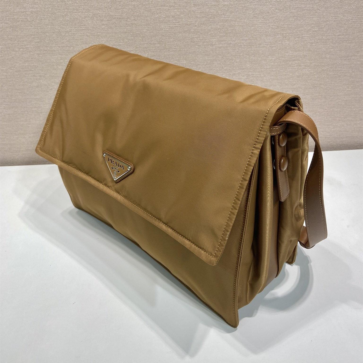 高仿Prada*RE-Nylon系列1BD255尼龍郵差包棕色中號免檢版
