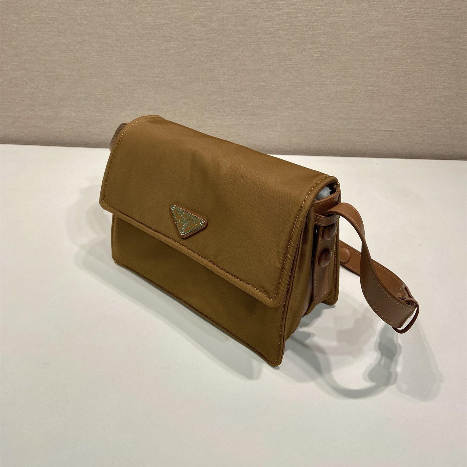 高仿Prada*RE-Nylon系列1BD313尼龍郵差包棕色小號免檢版