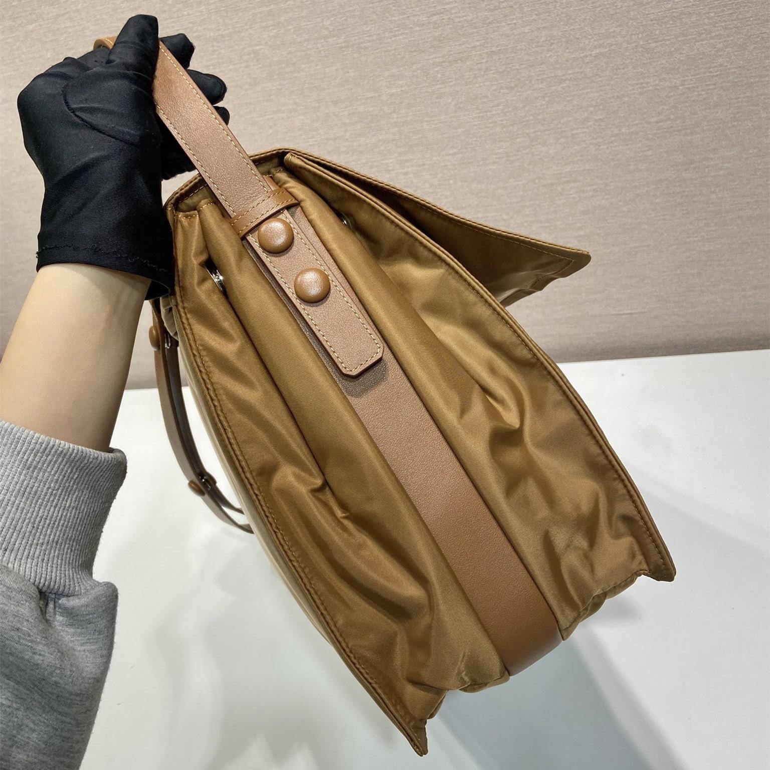 高仿Prada*RE-Nylon系列1BD255尼龍郵差包棕色中號免檢版