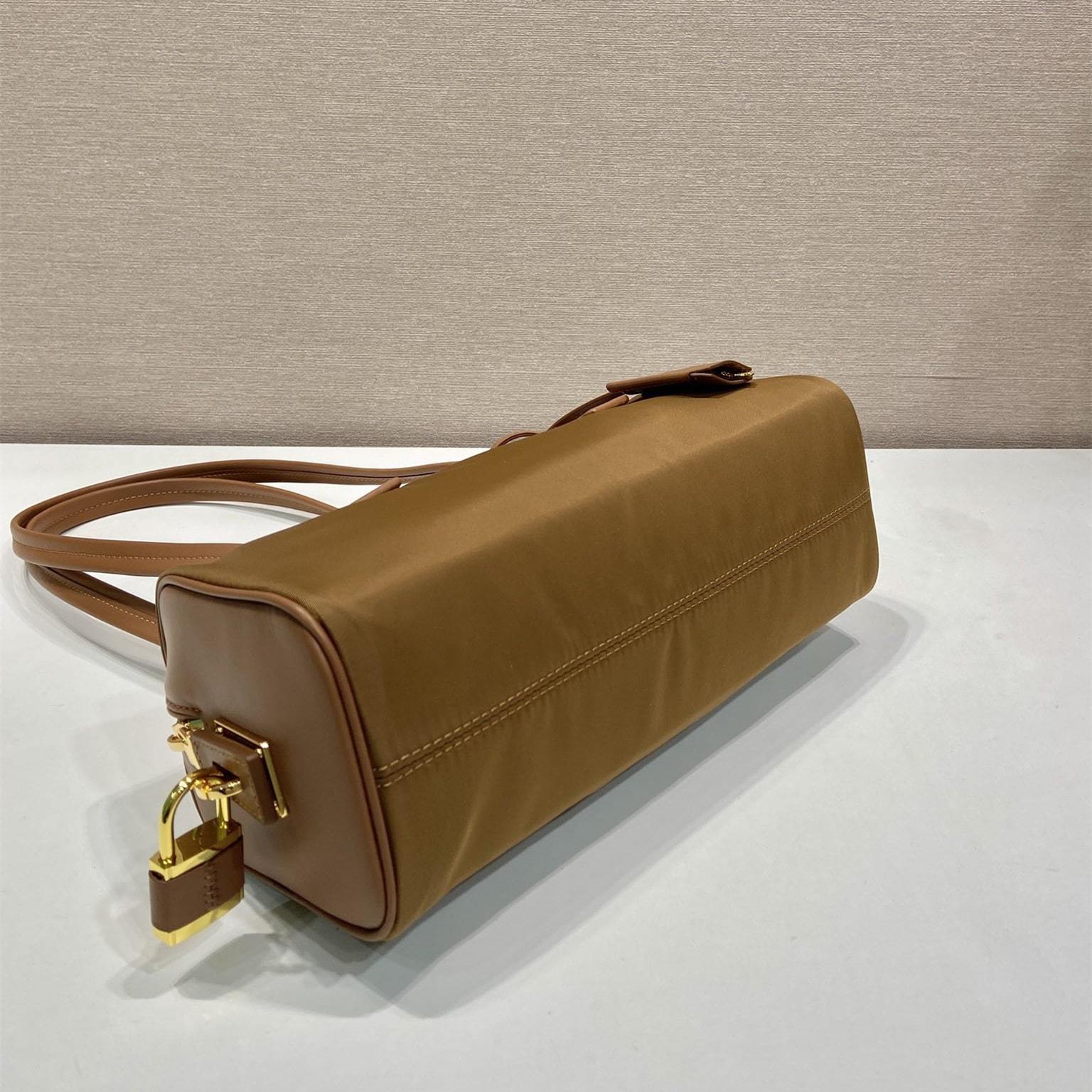 高仿Prada*RE-Nylon系列1BB27手提單肩包中號焦糖色免檢版