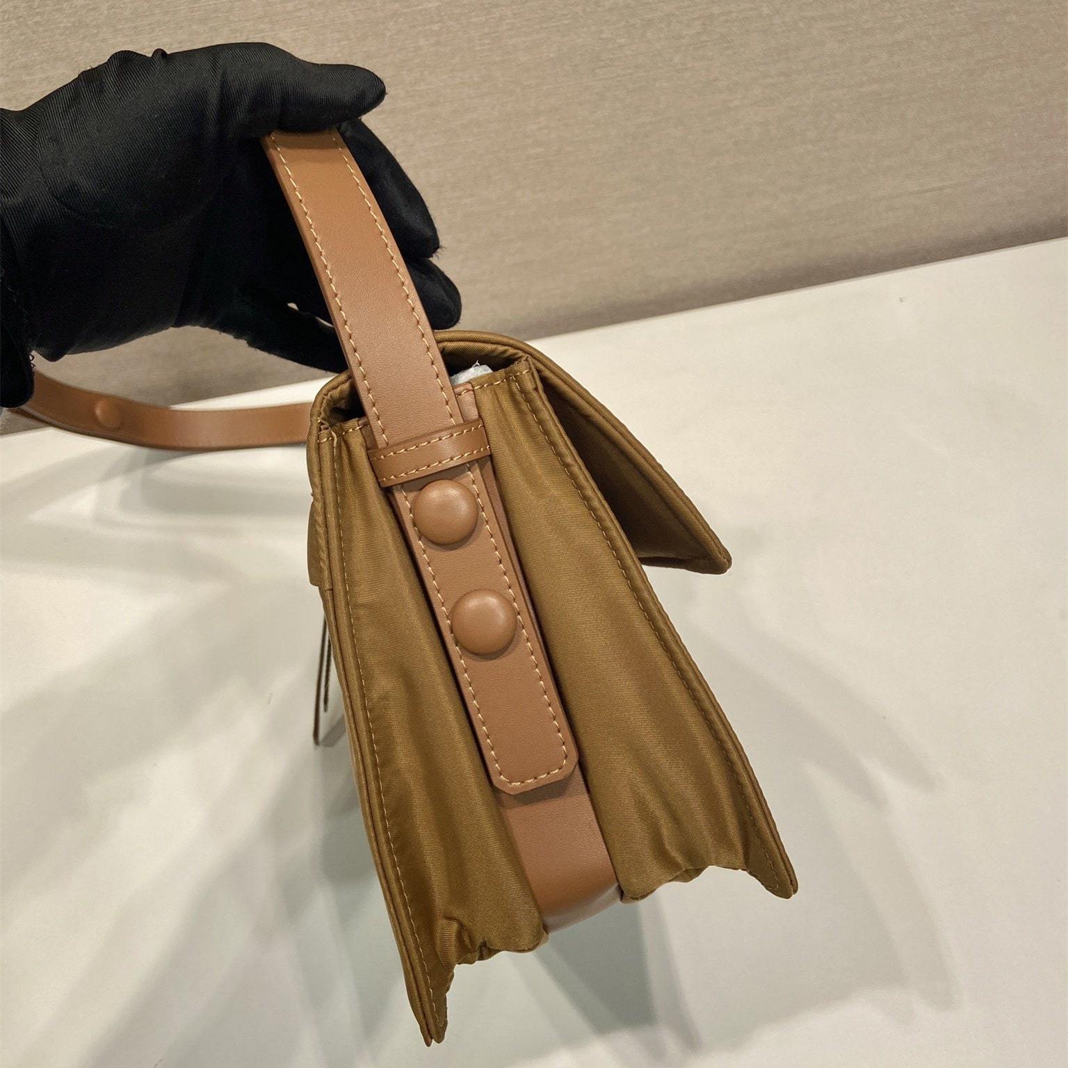 高仿Prada*RE-Nylon系列1BD313尼龍郵差包棕色小號免檢版