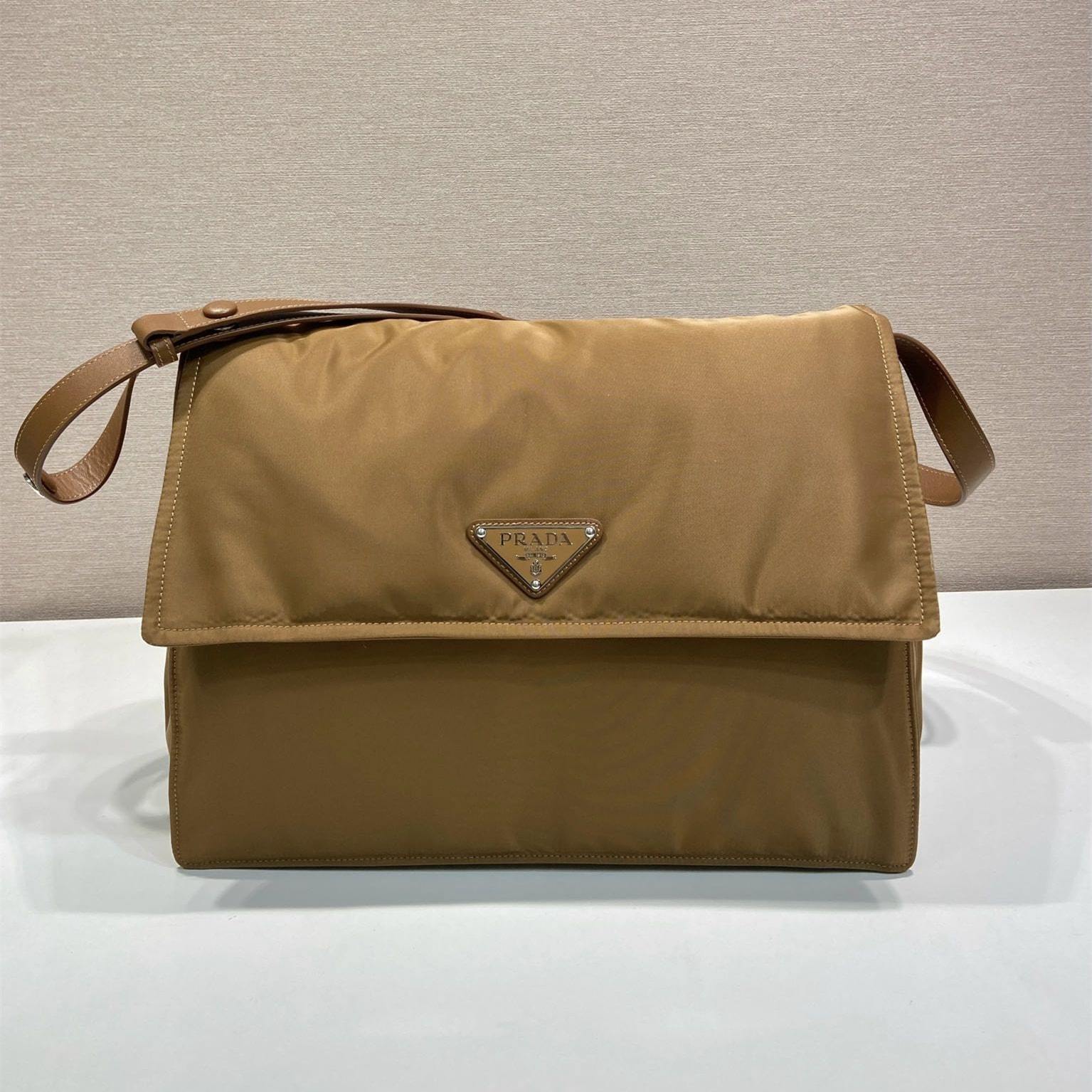 高仿Prada*RE-Nylon系列1BD255尼龍郵差包棕色中號免檢版