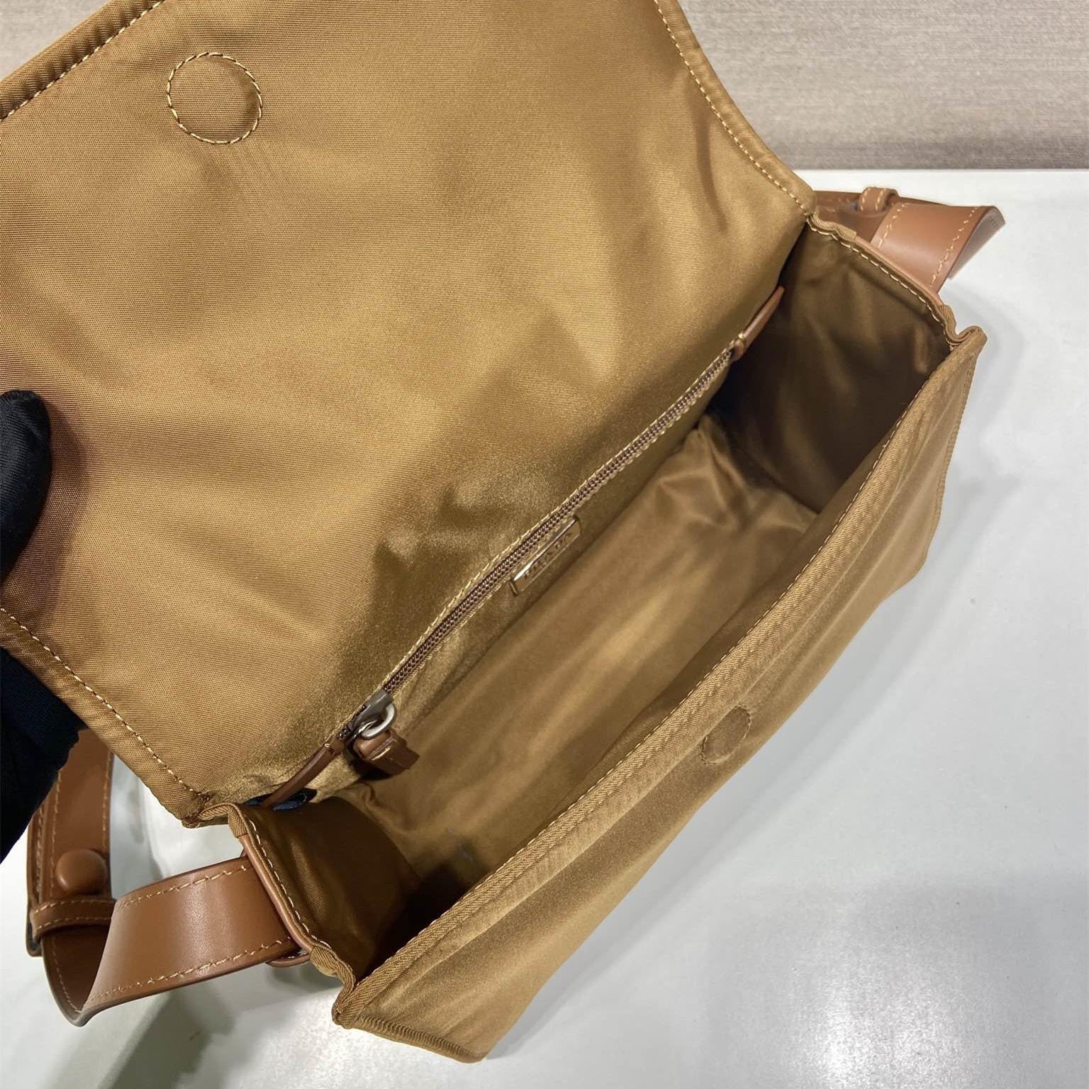 高仿Prada*RE-Nylon系列1BD313尼龍郵差包棕色小號免檢版
