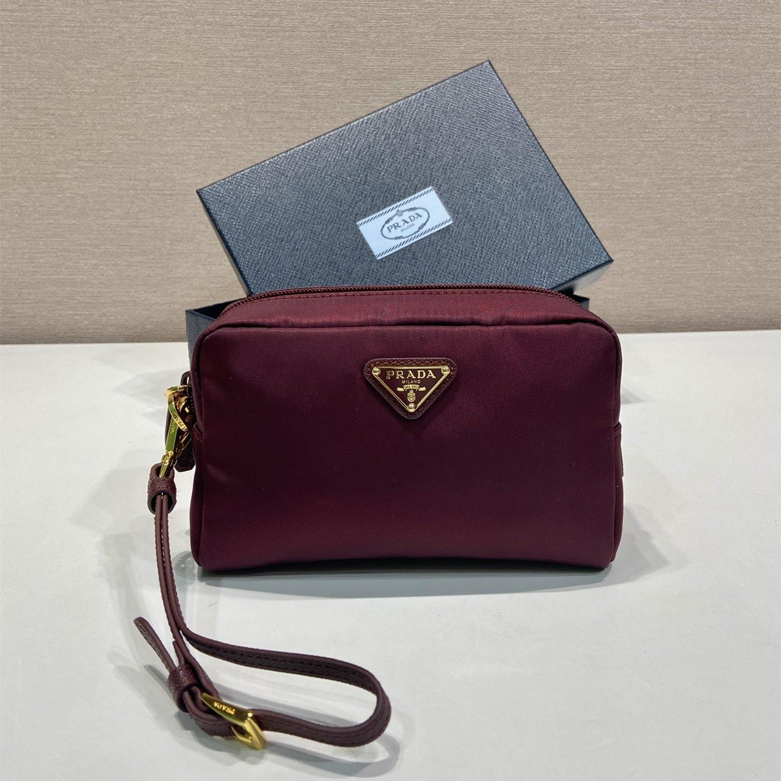 高仿Prada*RE-Nylon系列1NS021手拿包酒紅色小號免檢版