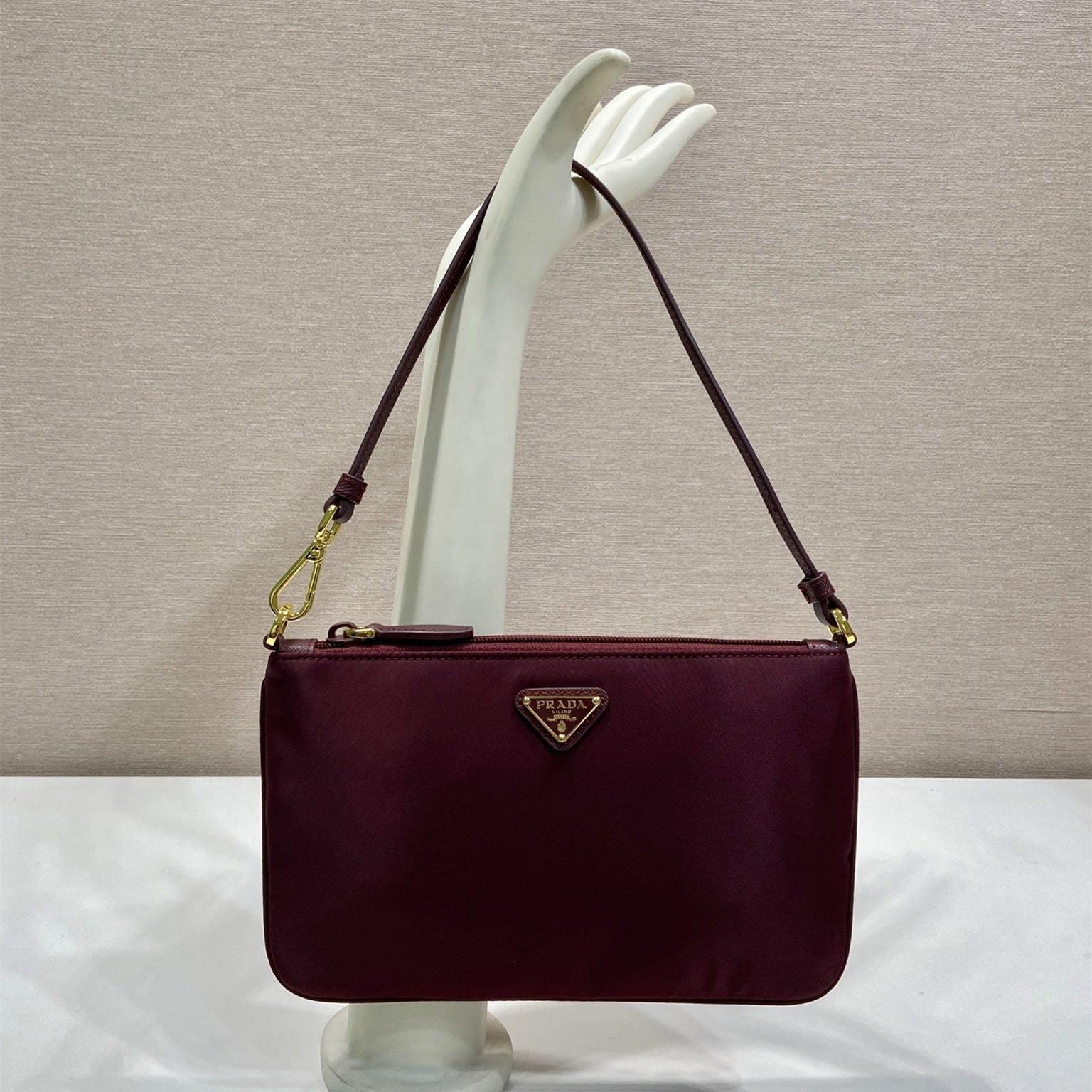 高仿Prada*RE-Nylon系列1NE545腋下包酒紅色免檢版