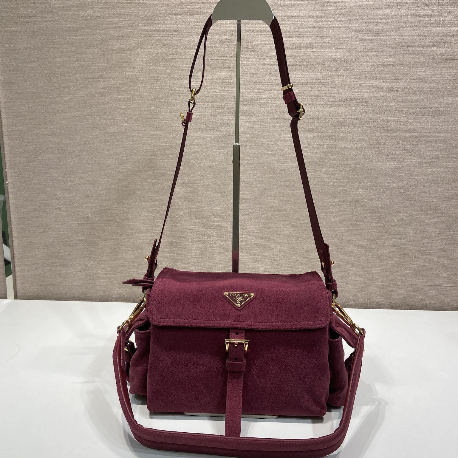 高仿Prada*Explore系列1BD394麂皮郵差包中號酒紅色免檢版