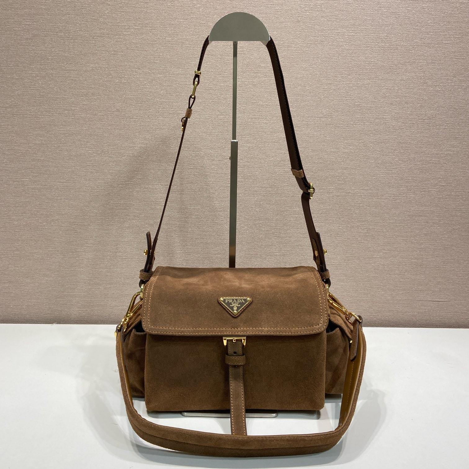高仿Prada*Explore系列1BD394麂皮郵差包中號肉桂色免檢版