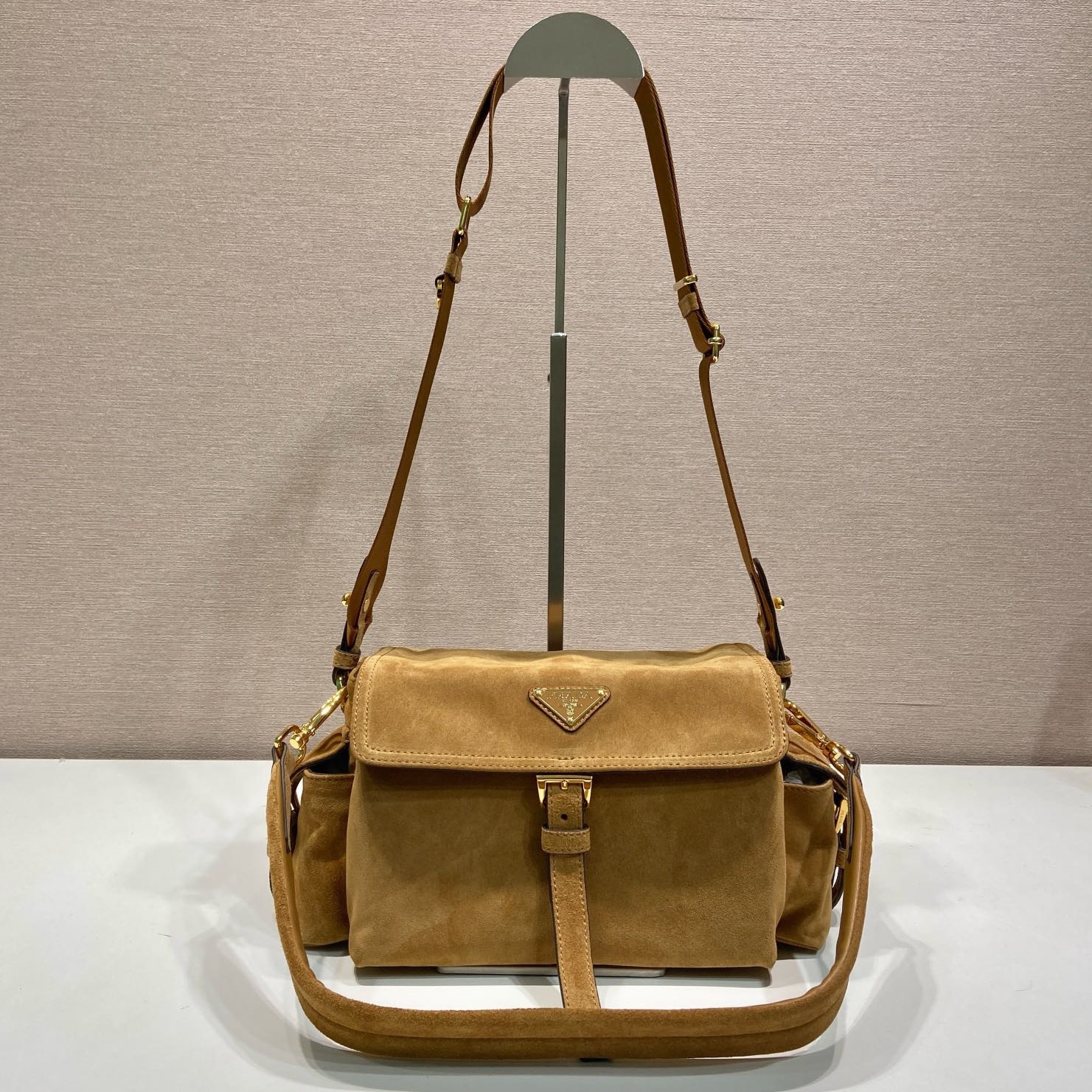 高仿Prada*Explore系列1BD394麂皮郵差包中號棕色免檢版