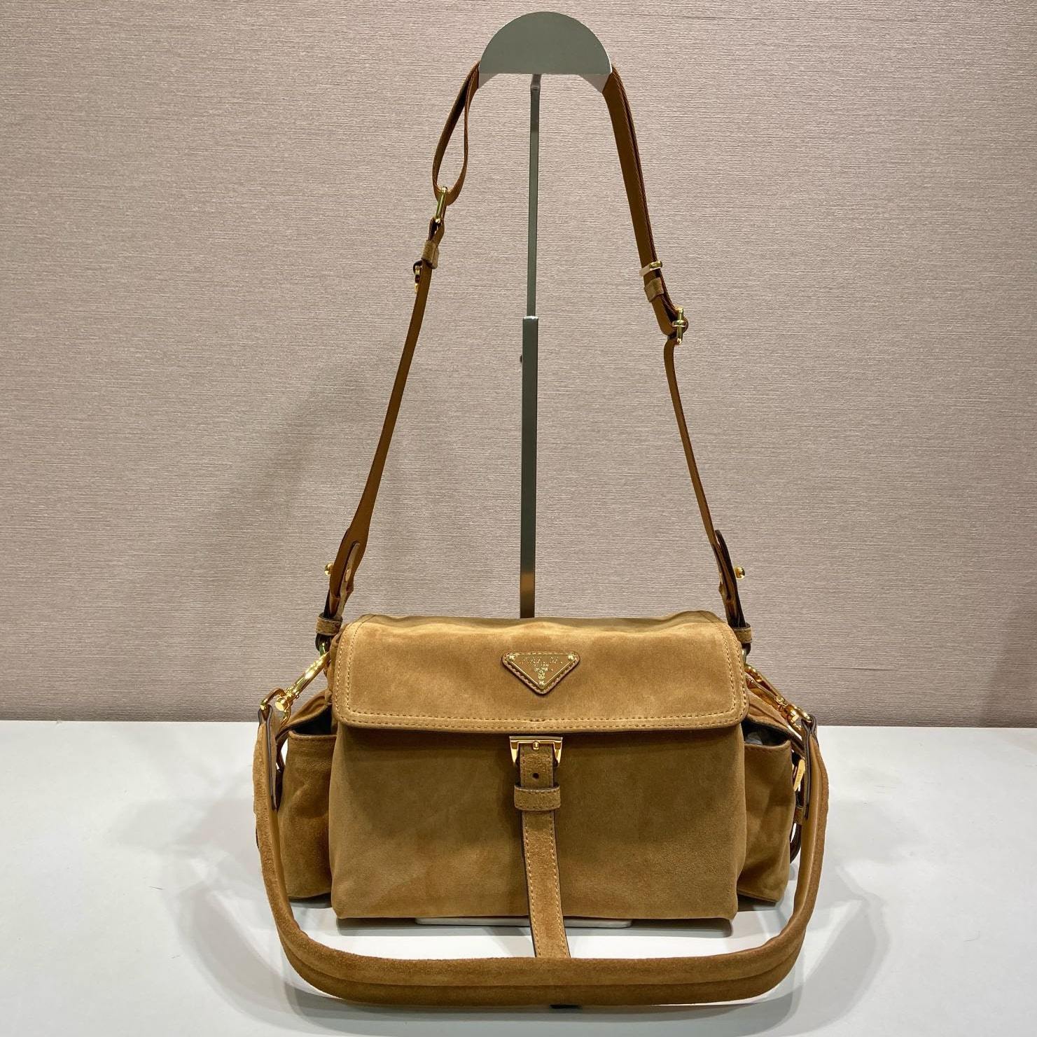 高仿Prada*Explore系列1BD394麂皮郵差包中號棕色免檢版