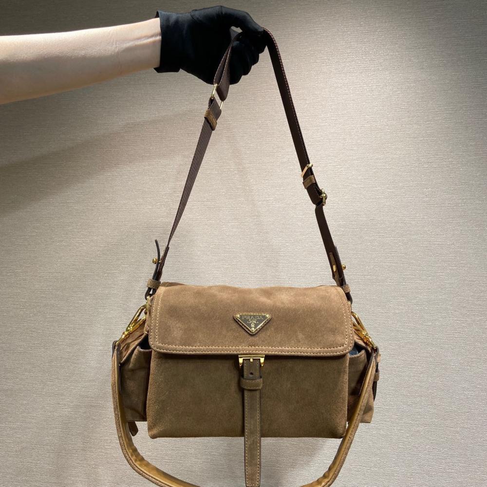 高仿Prada*Explore系列1BD394麂皮郵差包中號肉桂色免檢版