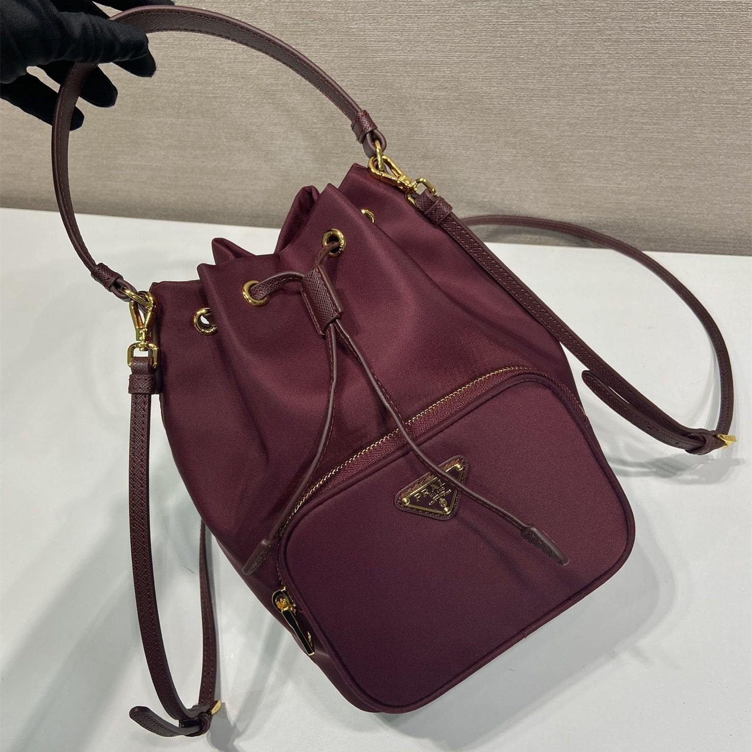 高仿Prada*RE-Nylon系列1BH038水桶包酒紅色免檢版