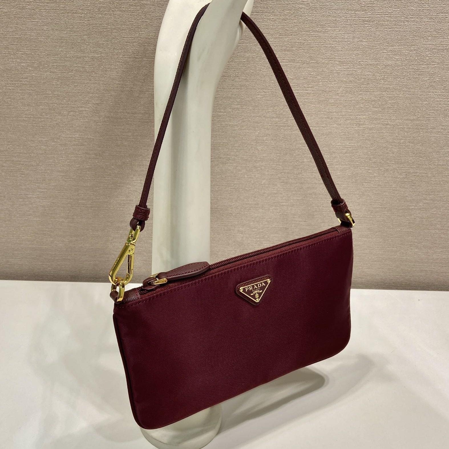 高仿Prada*RE-Nylon系列1NE545腋下包酒紅色免檢版