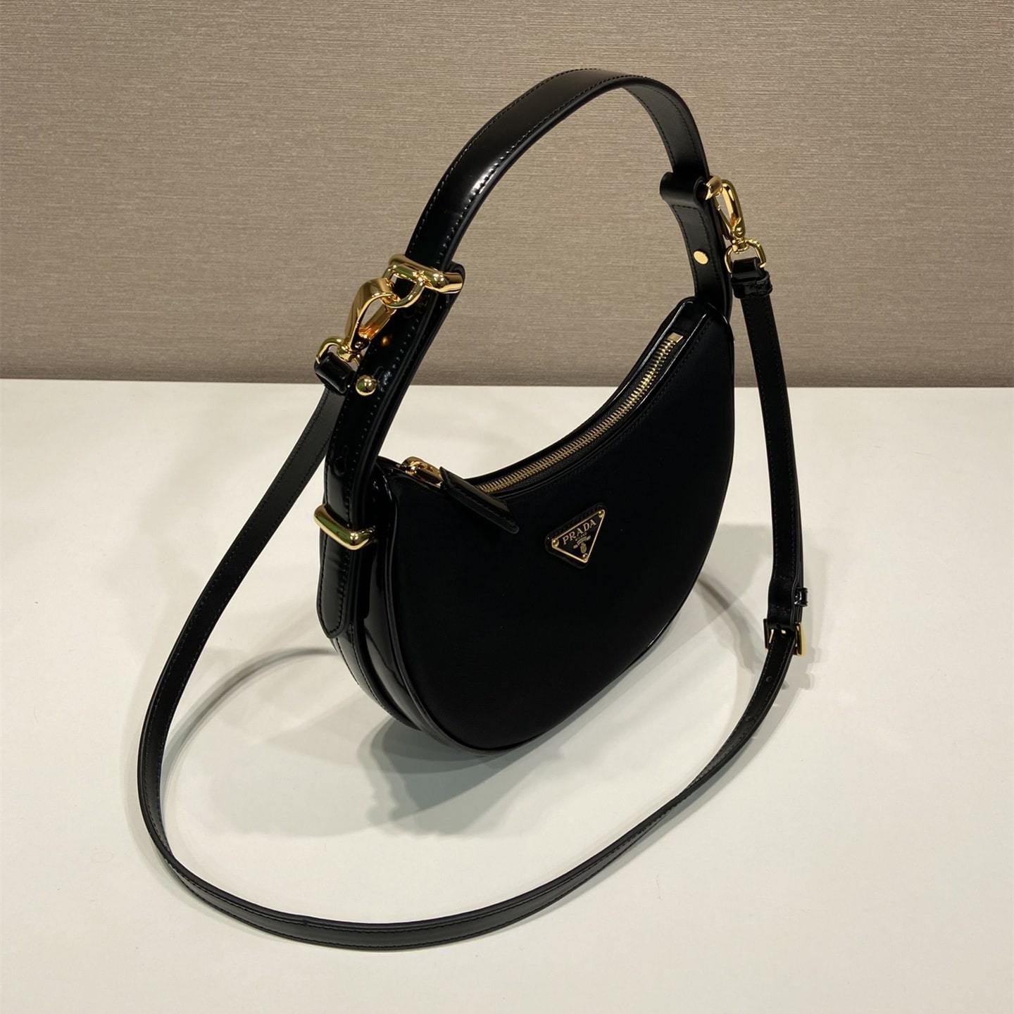 高仿Prada*Arque系列1BC194半月單肩包黑色免檢版