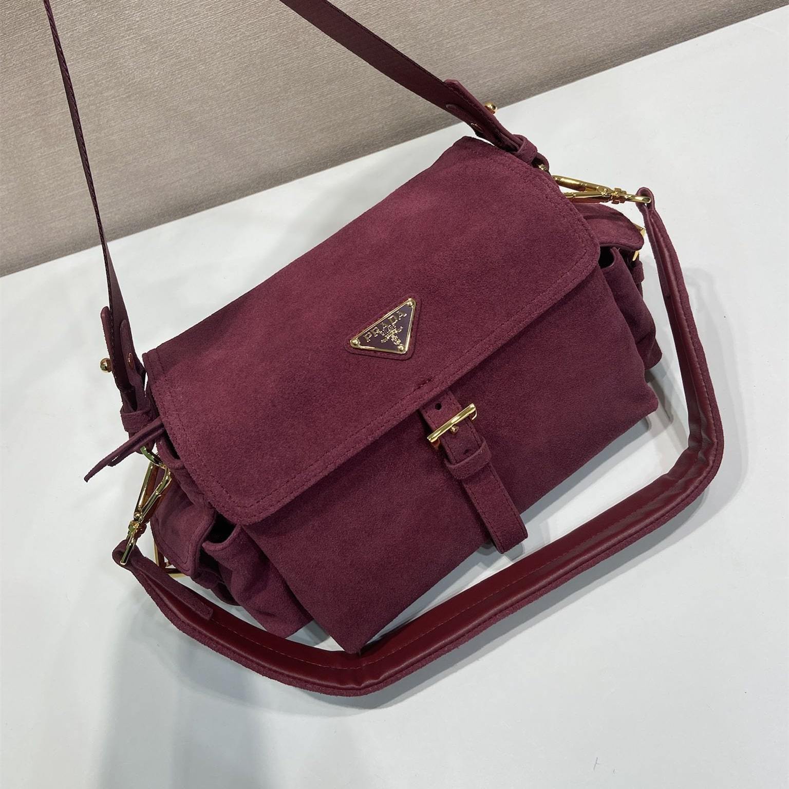 高仿Prada*Explore系列1BD394麂皮郵差包中號酒紅色免檢版