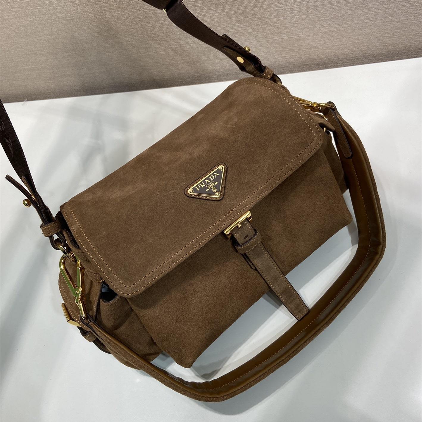 高仿Prada*Explore系列1BD394麂皮郵差包中號肉桂色免檢版
