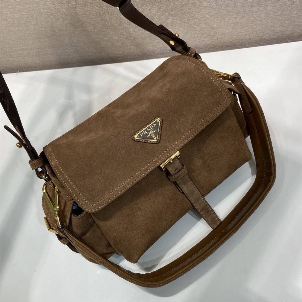 高仿Prada*Explore系列1BD394麂皮郵差包中號肉桂色免檢版
