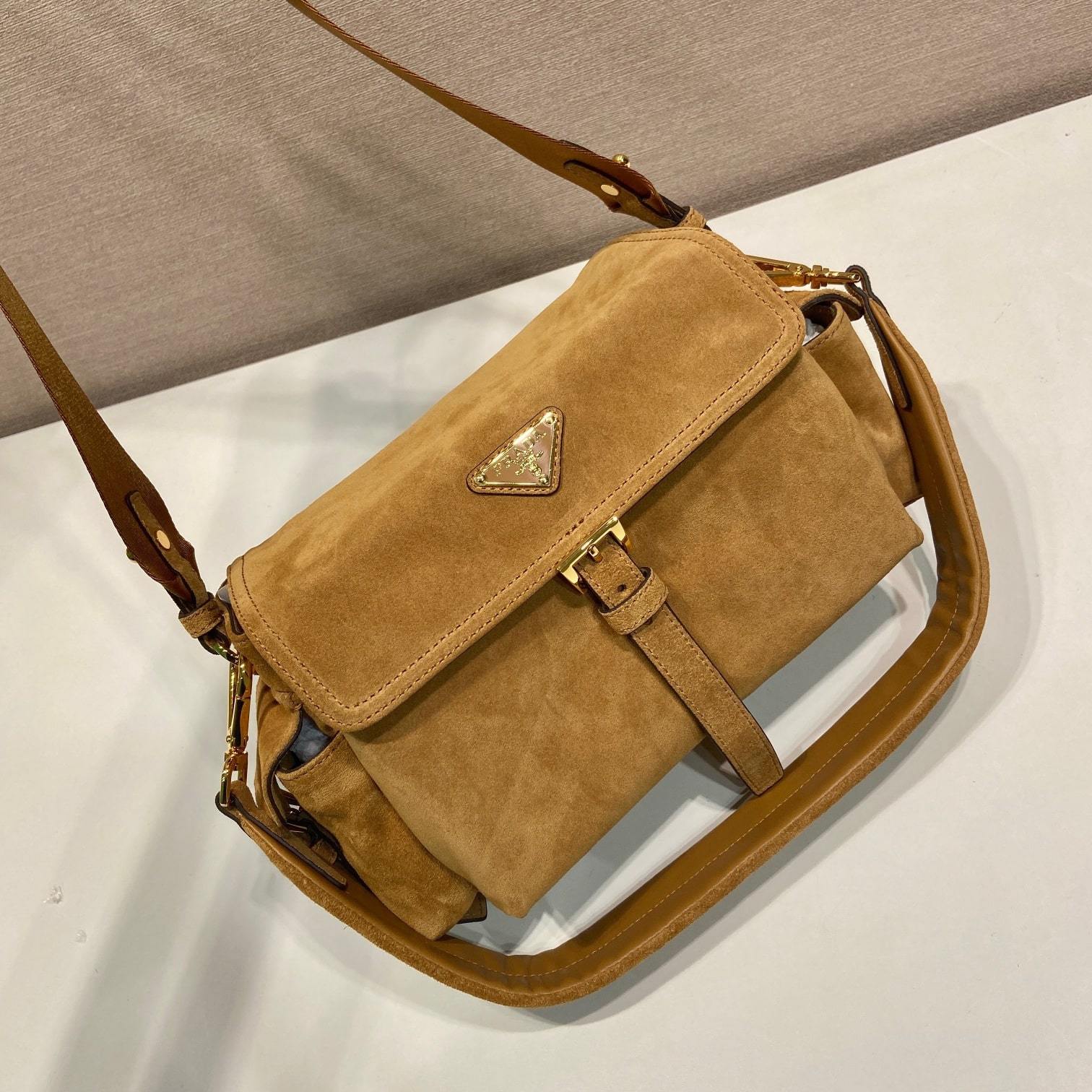 高仿Prada*Explore系列1BD394麂皮郵差包中號棕色免檢版