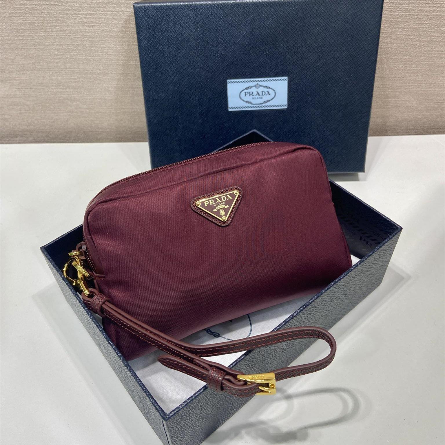 高仿Prada*RE-Nylon系列1NS021手拿包酒紅色小號免檢版