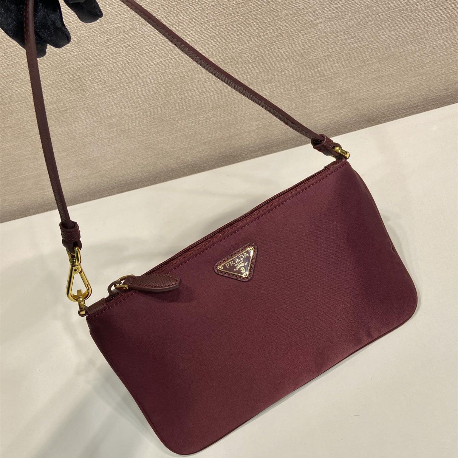 高仿Prada*RE-Nylon系列1NE545腋下包酒紅色免檢版
