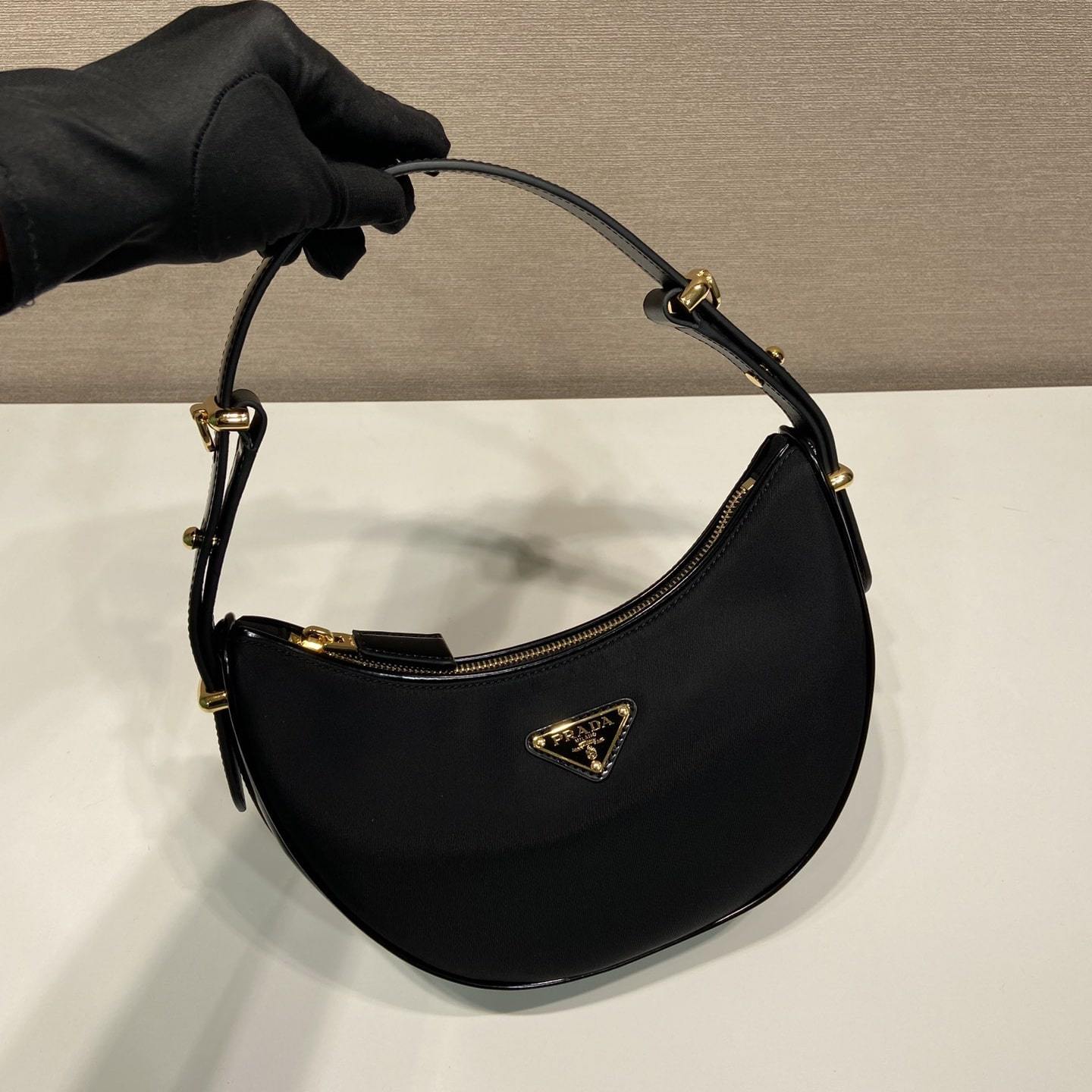 高仿Prada*Arque系列1BC194半月單肩包黑色免檢版