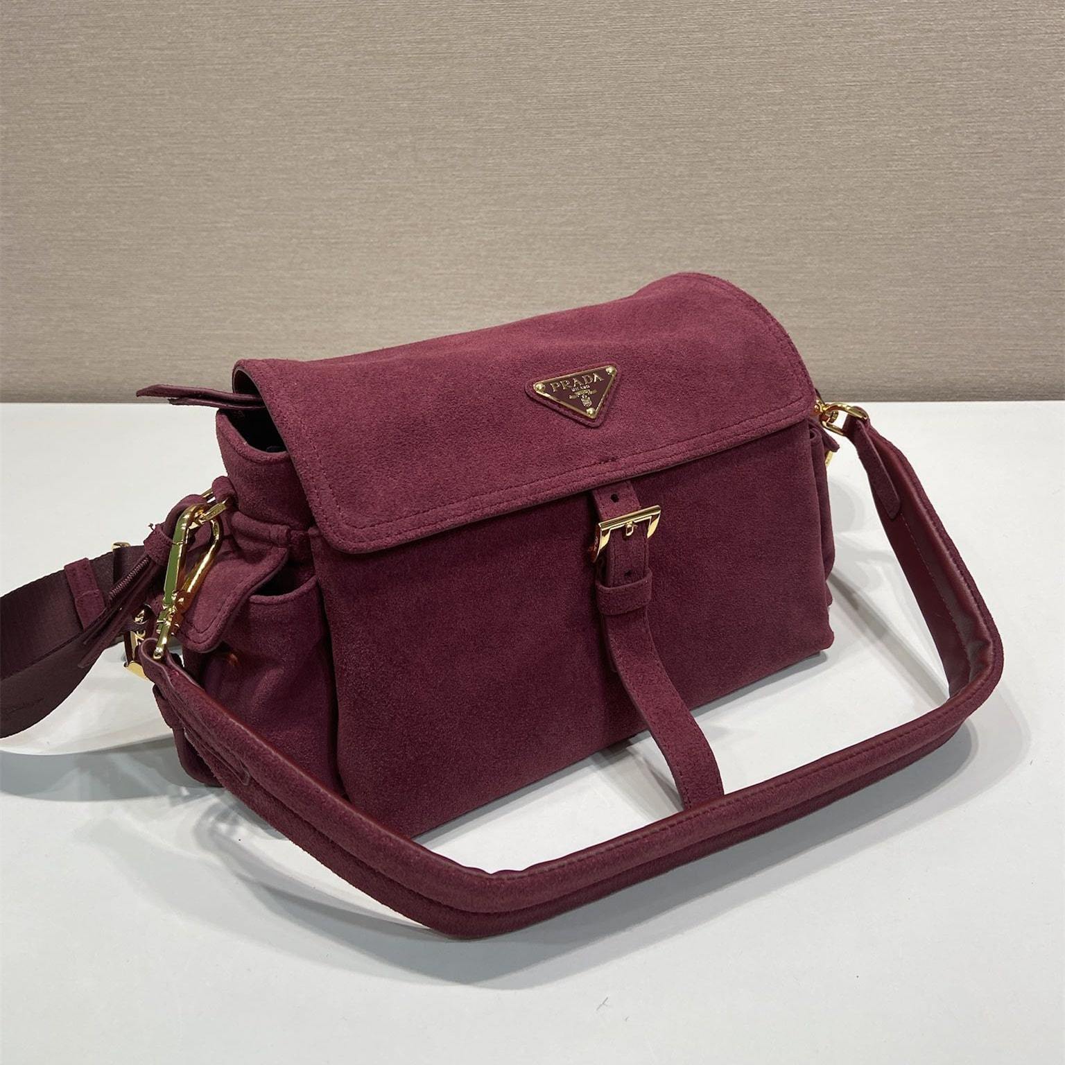 高仿Prada*Explore系列1BD394麂皮郵差包中號酒紅色免檢版